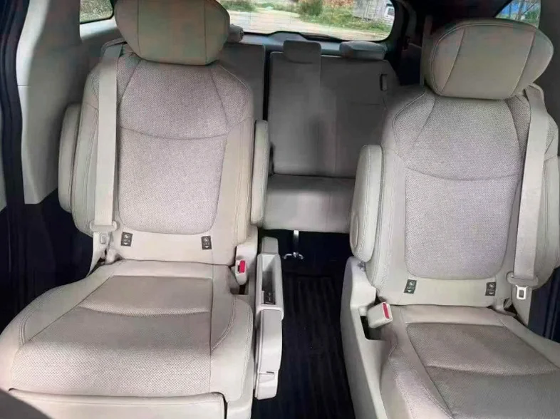 丰田格瑞维亚 内饰后排