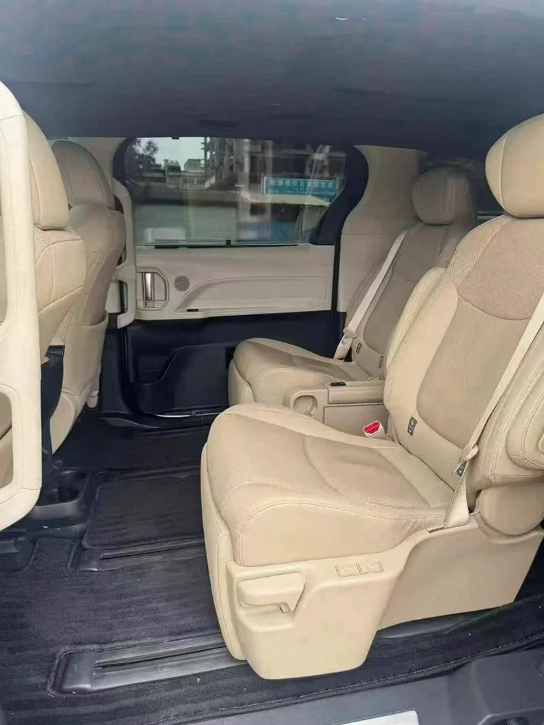 丰田格瑞维亚 驾驶室