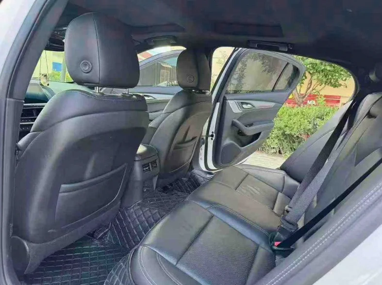 凯迪拉克CT5 内饰后排