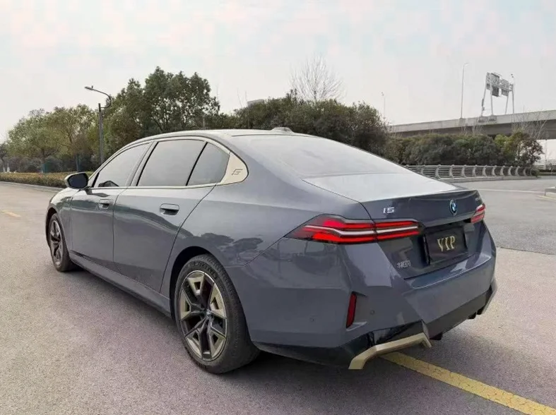 宝马I5 内饰后排