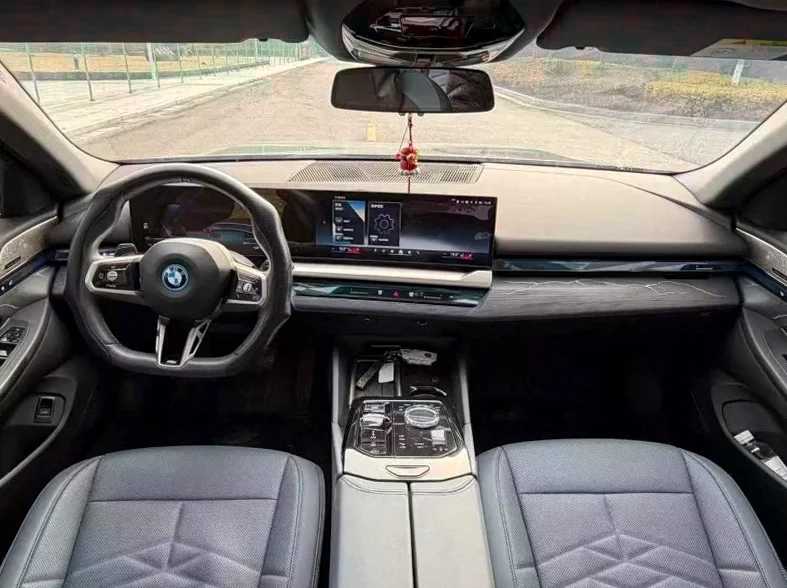 宝马I5 后面外观一