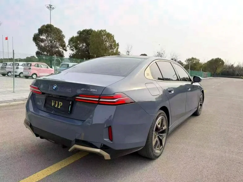 宝马I5 内饰前排