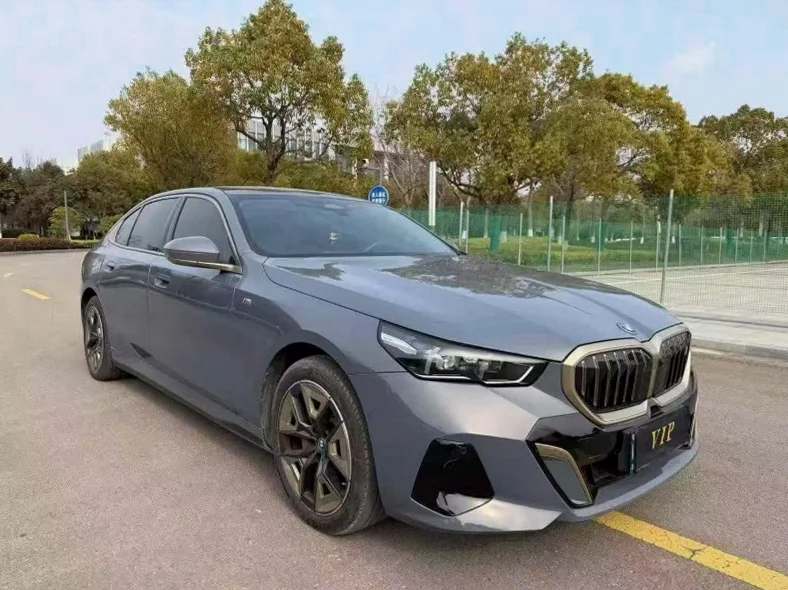 宝马I5 正面外观三