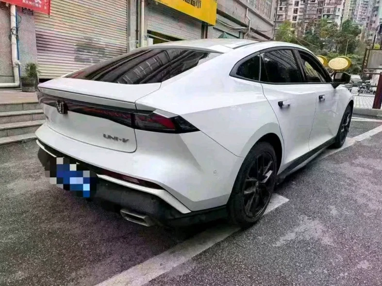 长安汽车UNI 后面外观二