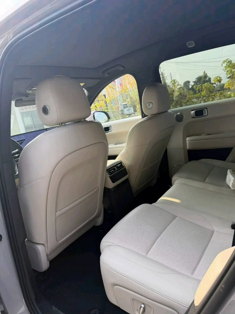 理想L6 后面外观一