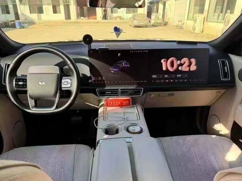 理想L9 内饰前排