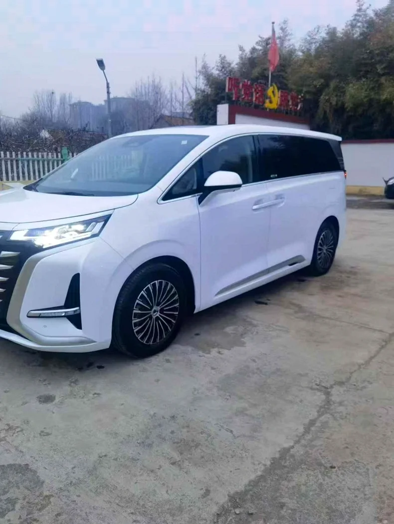 腾势D9 正面外观二