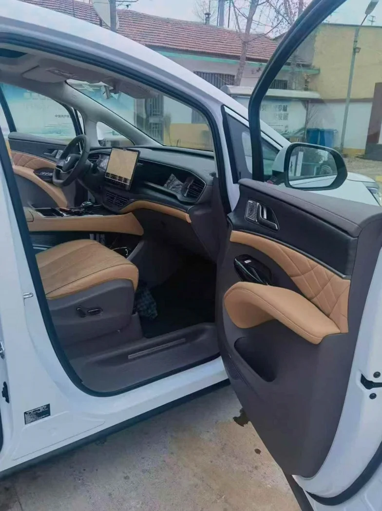 腾势D9 内饰后排