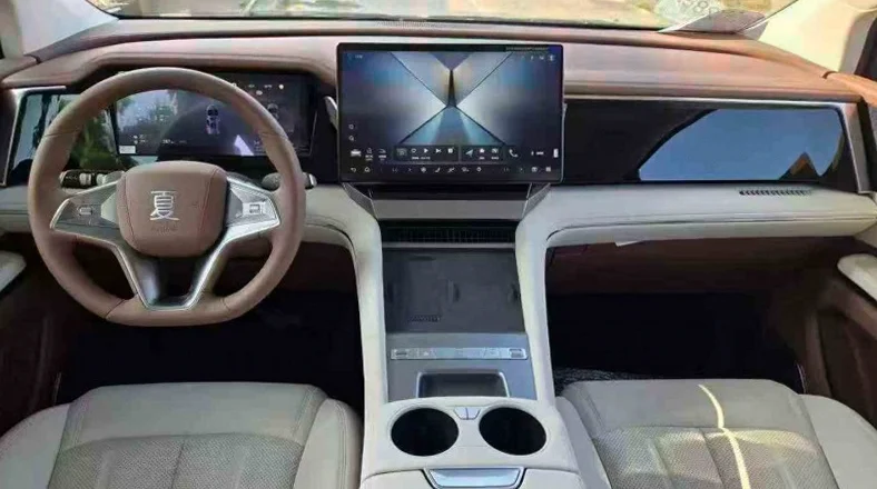 比亚迪夏 内饰前排