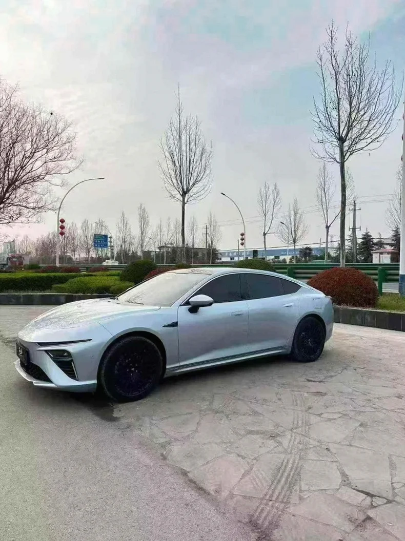 哪吒S 正面外观二