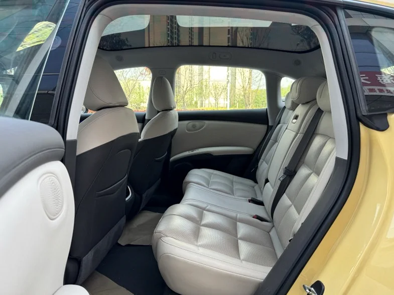 智己LS6 内饰前排