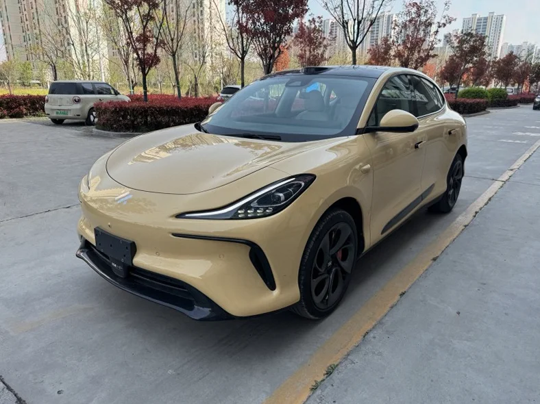 智己LS6 正面外观三