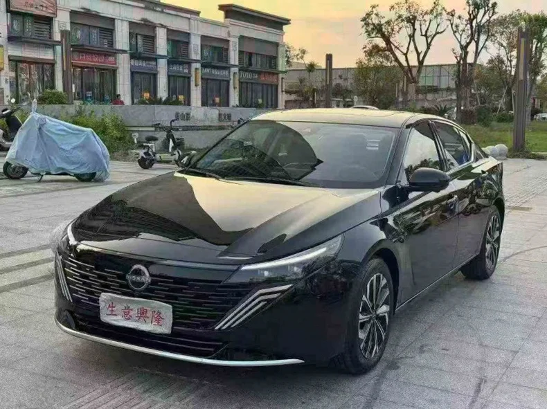 日产天籁 正面外观三