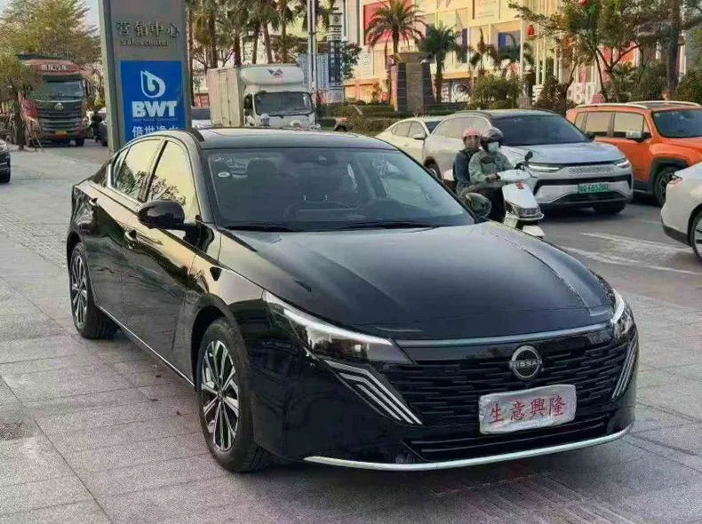 日产天籁 正面外观二