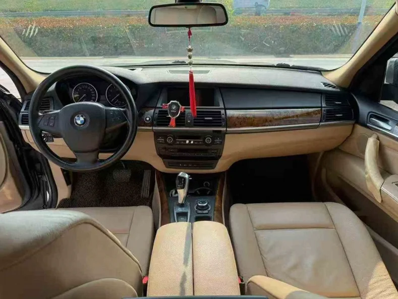 宝马X5 后面外观一