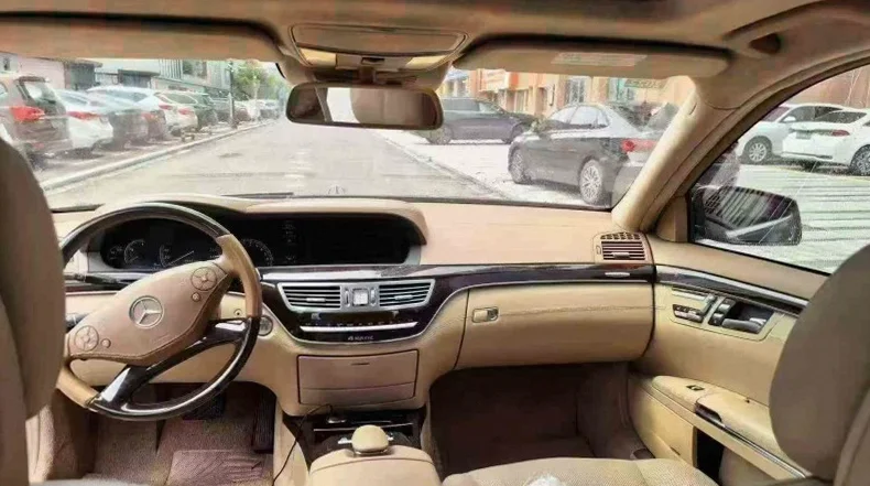 奔驰S 后面外观二