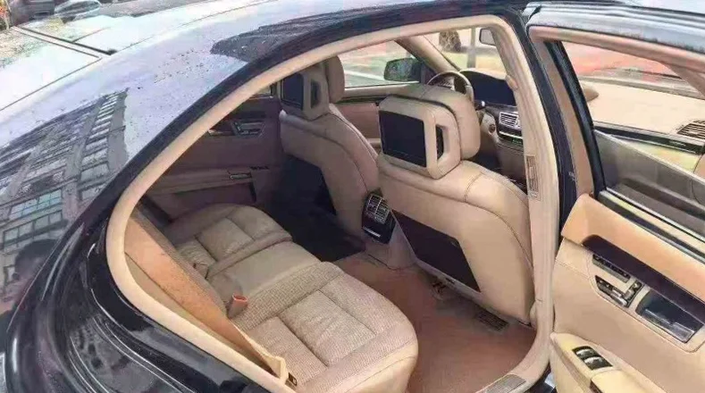 奔驰S 后面外观一