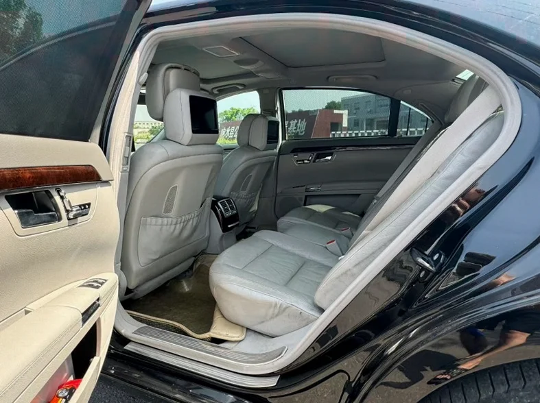 奔驰S 后面外观一