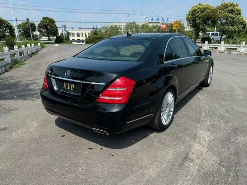 奔驰S 内饰后排