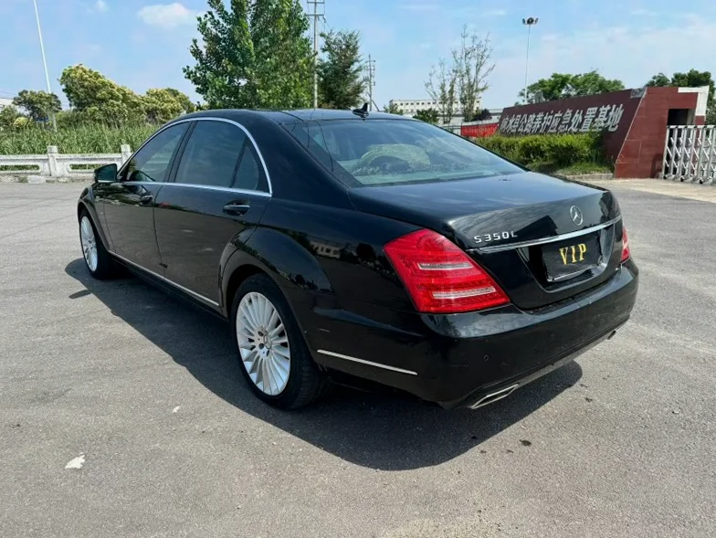 奔驰S 后面外观二
