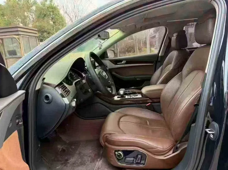 奥迪A8L 内饰后排