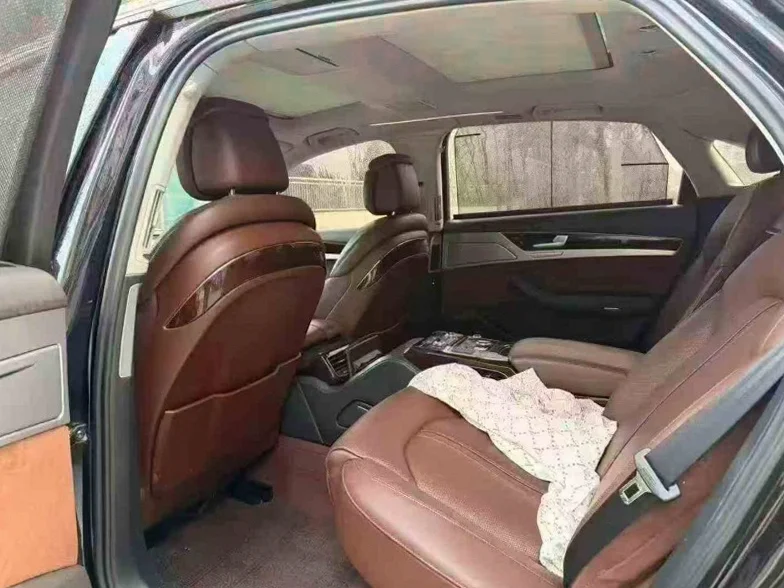 奥迪A8L 后面外观一