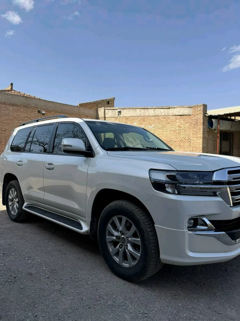 丰田兰德酷路泽 正面外观二