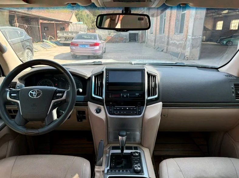 丰田兰德酷路泽 后面外观二