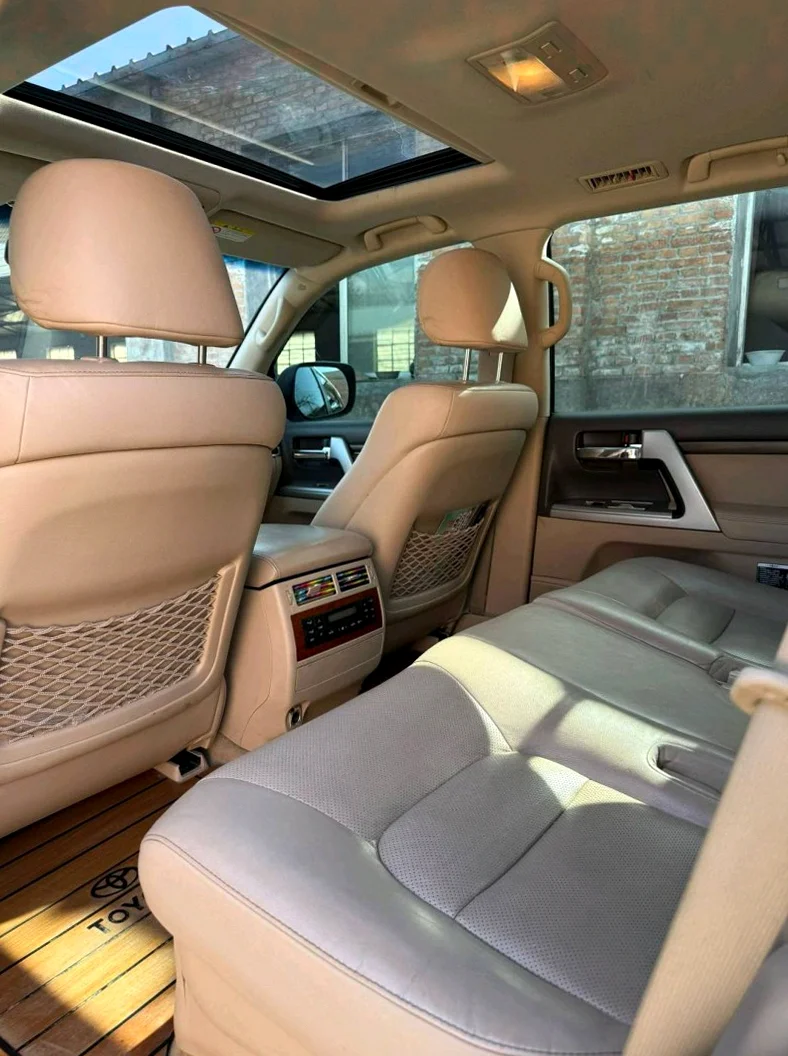 丰田兰德酷路泽 后面外观一