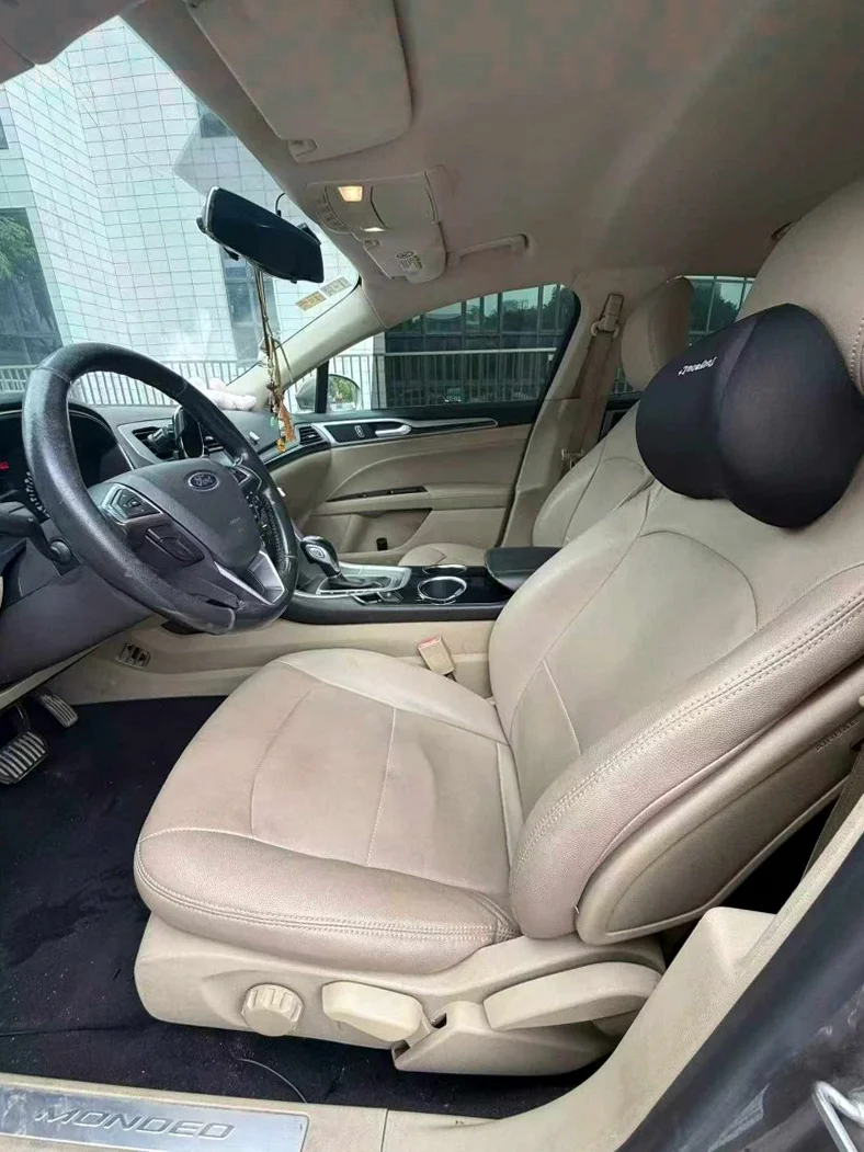 福特蒙迪欧 后面外观一