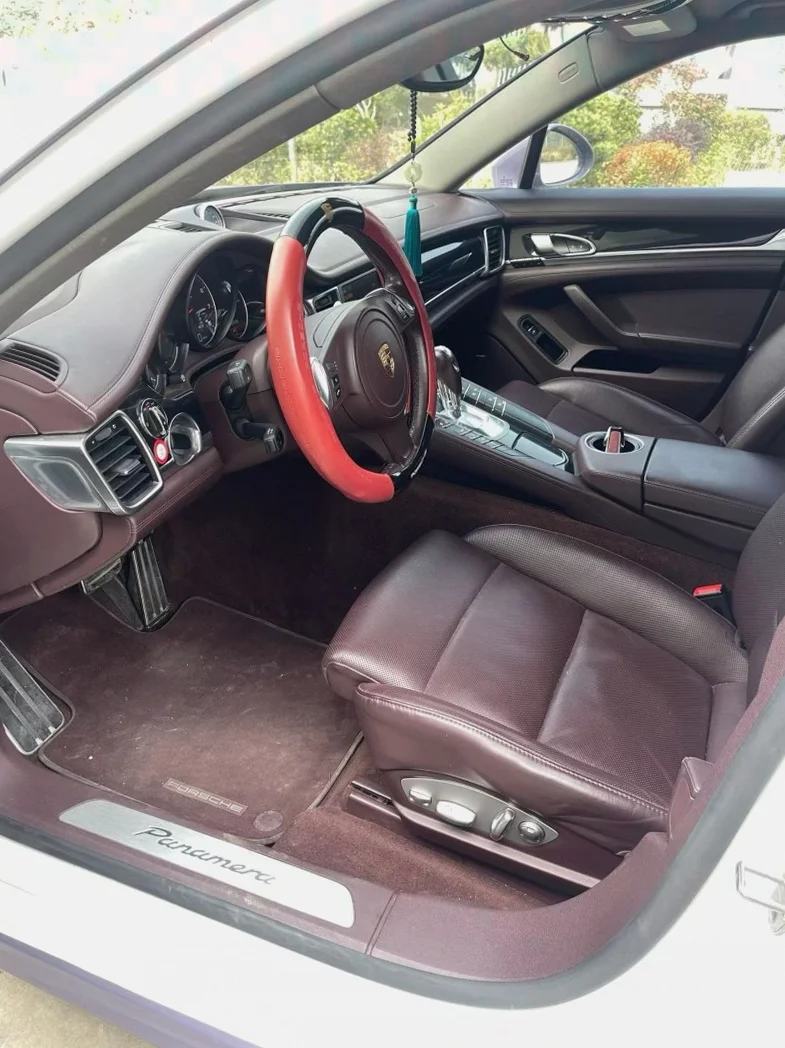 保时捷帕拉梅拉 后面外观三