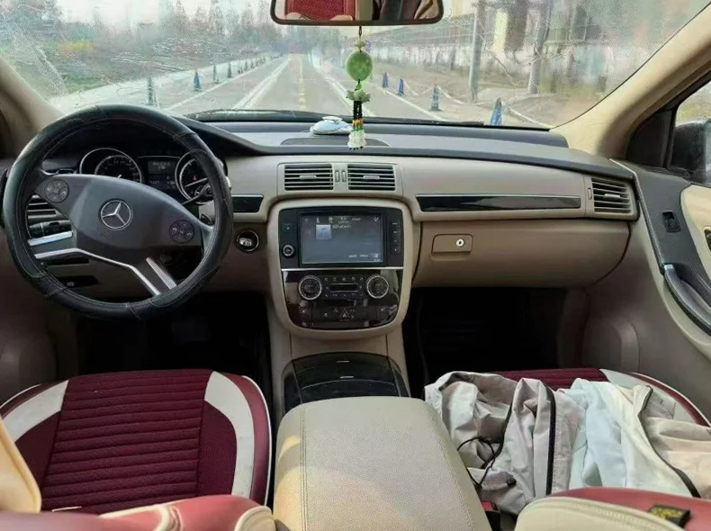 奔驰R 后面外观三