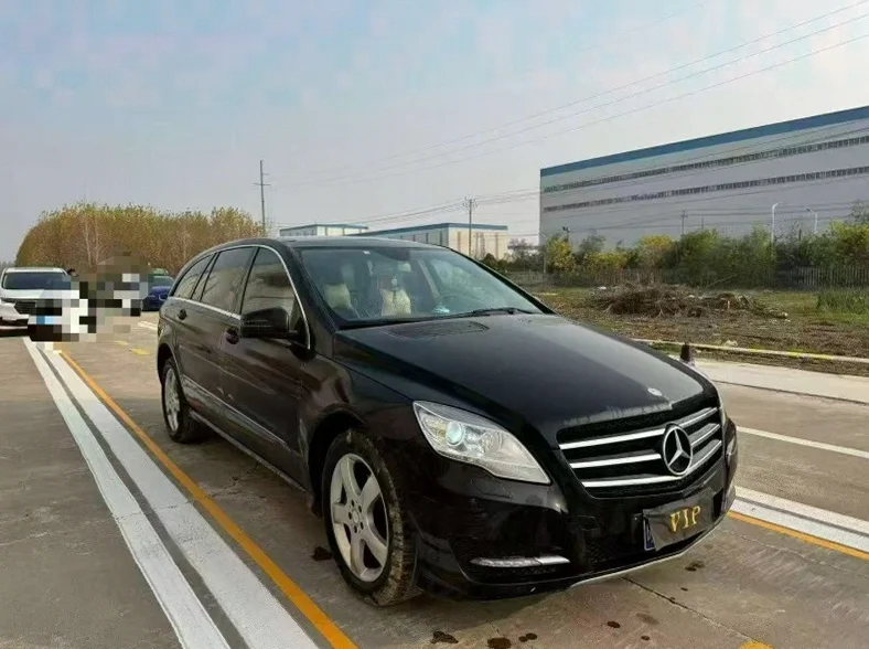 奔驰R 正面外观三