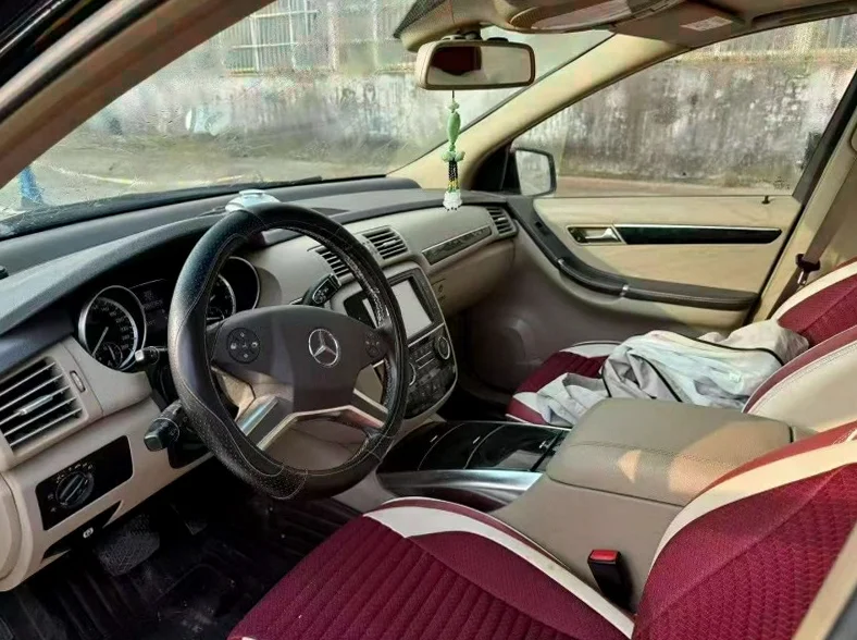 奔驰R 后面外观一