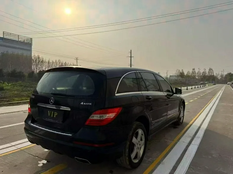 奔驰R 内饰后排