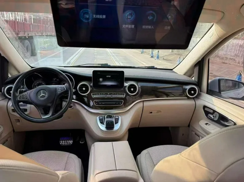 奔驰V 后面外观三