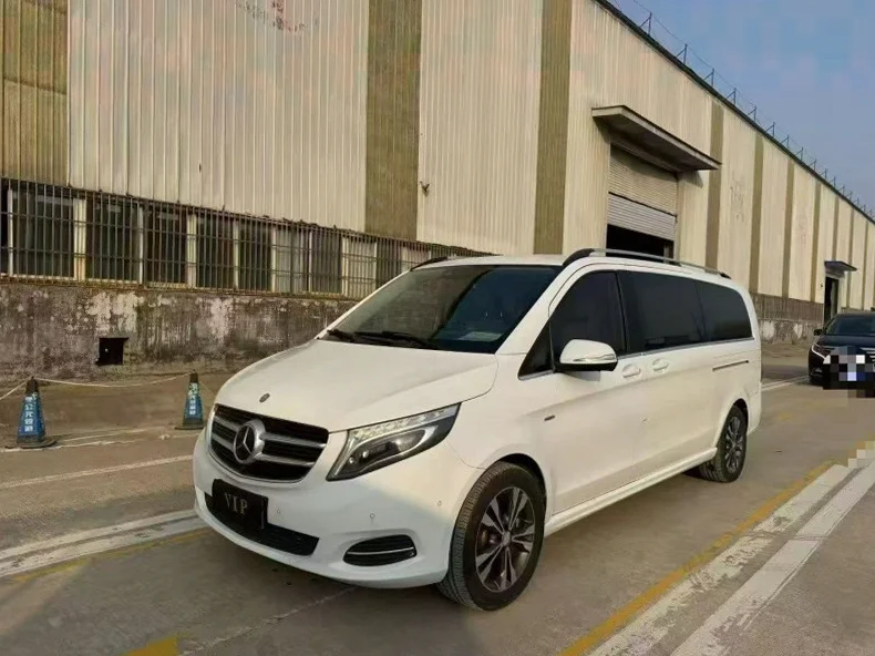 奔驰V 正面外观二