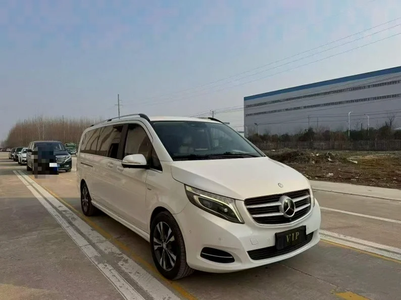 奔驰V 正面外观三