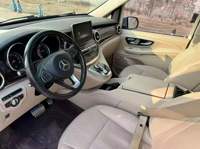 奔驰V 后面外观一