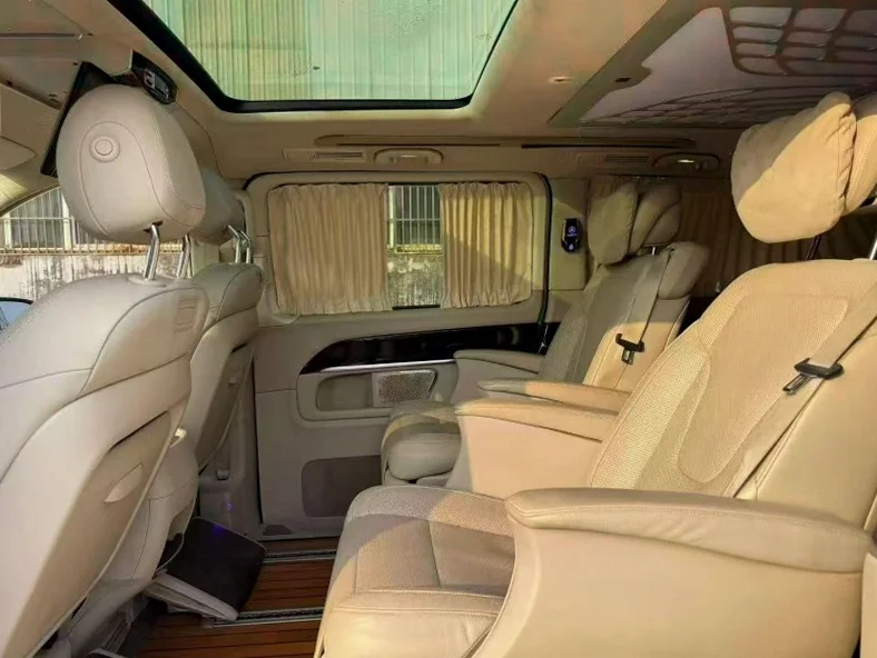 奔驰V 后面外观二