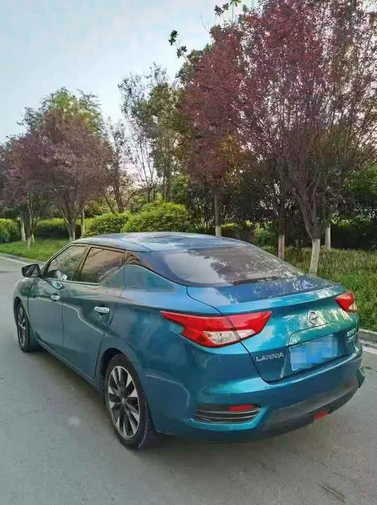 日产蓝鸟 后面外观一