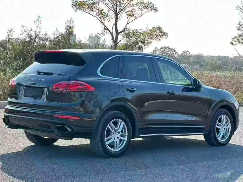 保时捷卡宴 内饰后排