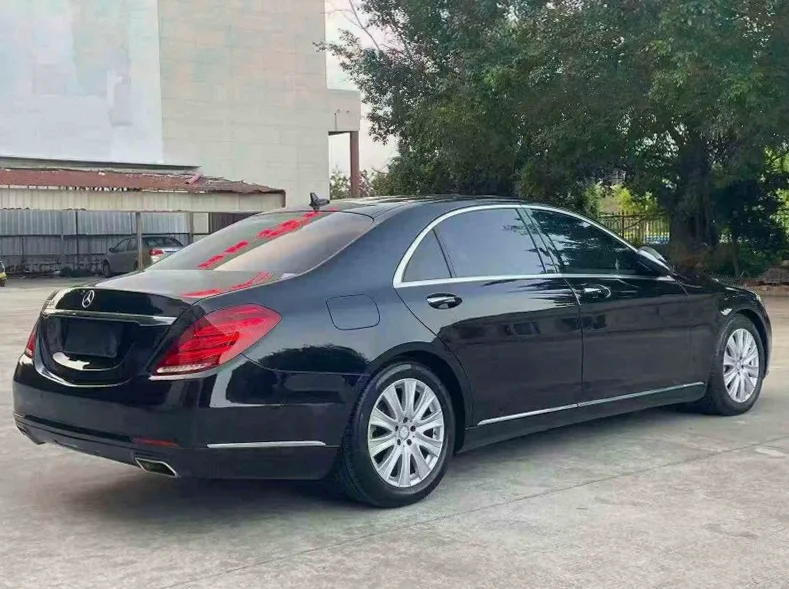 奔驰S 内饰后排