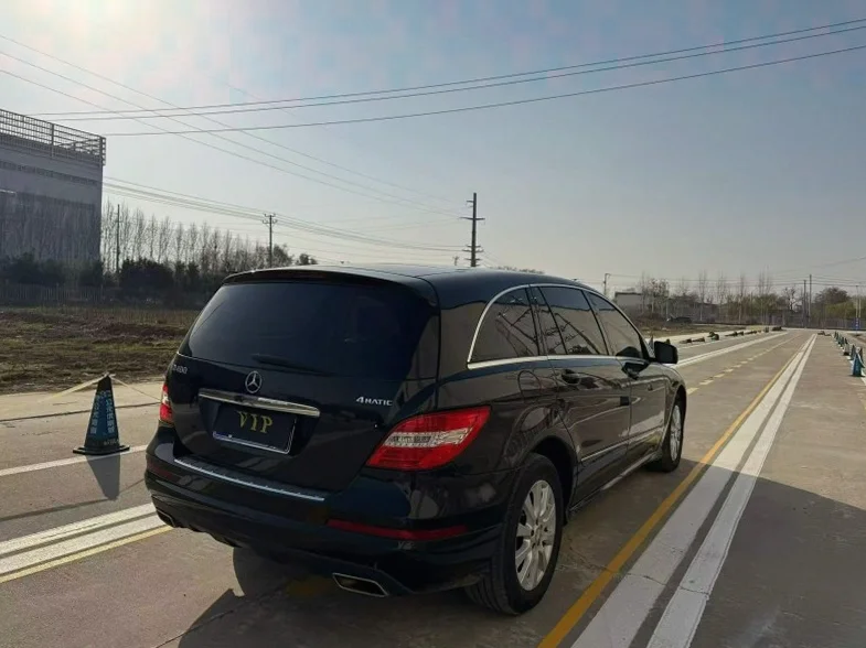 奔驰R 内饰后排