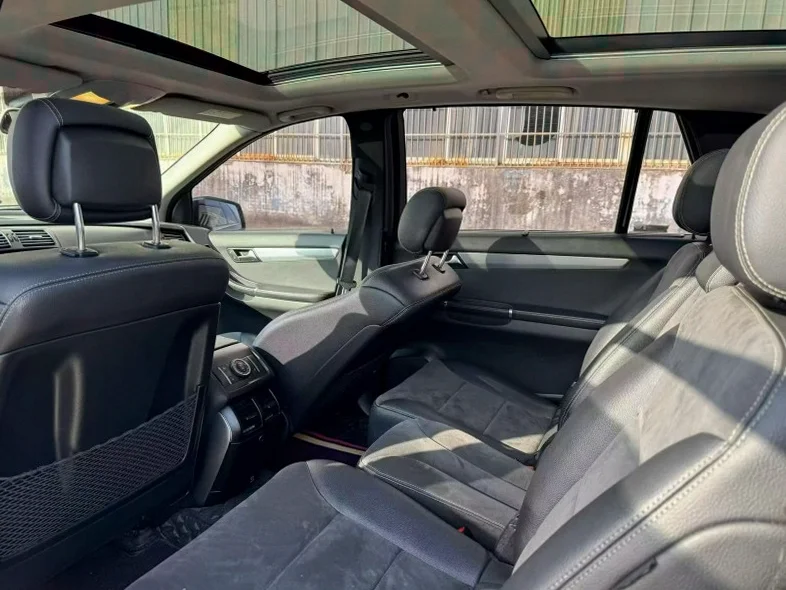 奔驰R 后面外观二