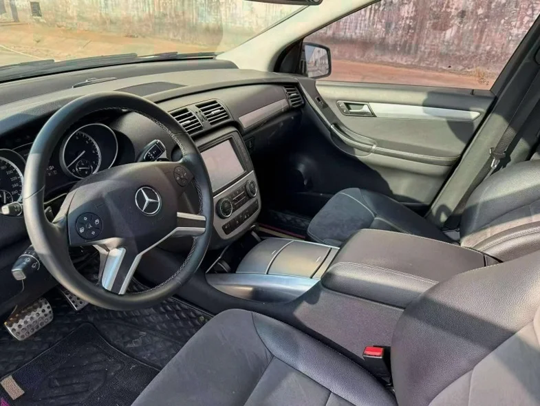 奔驰R 后面外观一