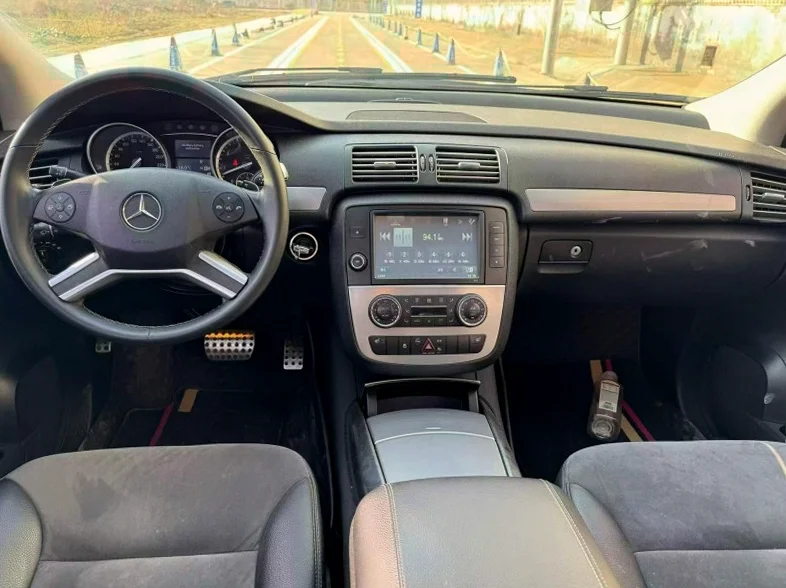 奔驰R 后面外观三