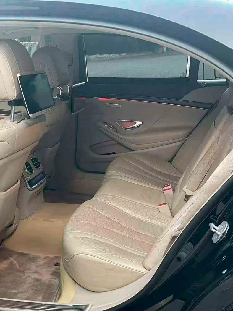 奔驰S 后面外观一