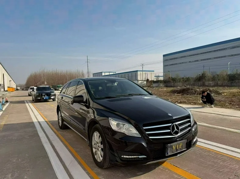 奔驰R 正面外观三