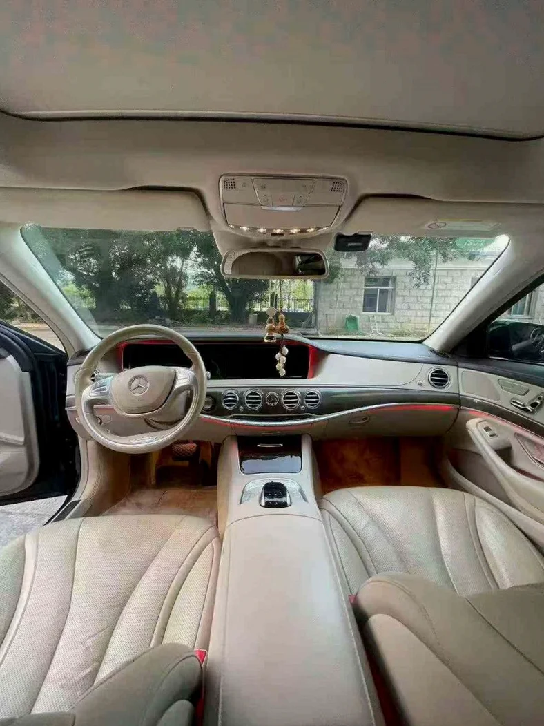 奔驰S 后面外观三